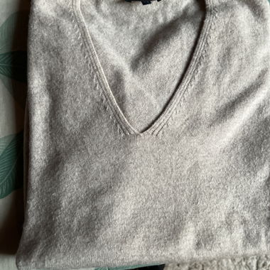 Maglione grigio con scollo a V