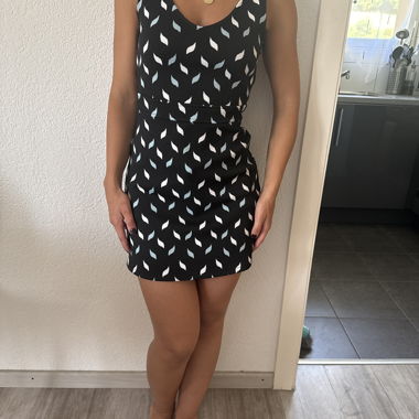 Schwarzes ärmelloses Kleid mit Muster