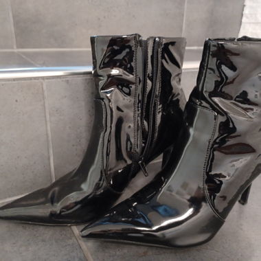Schwarze Lackstiefel