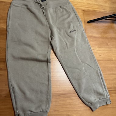 Capri Adidas Sweatpants