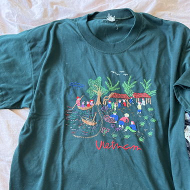 dunkelgrünes shirt mit bestickung