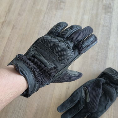 Gants de moto noirs
