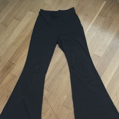 Pantalon noir à jambes évasées