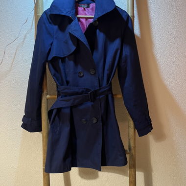 trench-coat bleu marine avec doublure rose
