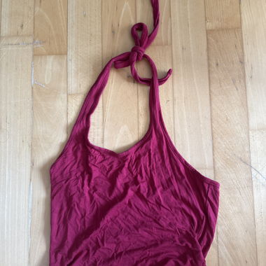 Top rosa con scollo a collo con laccetto