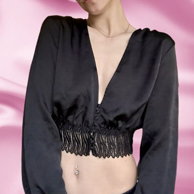 Chemisier court en satin GUESS noir à décolleté plongeant
