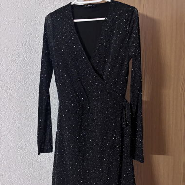 Robe cache-coeur noire pailletée