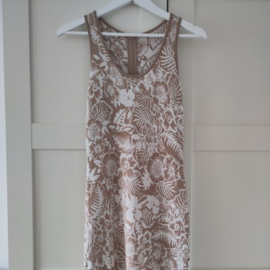 Enganliegendes braunes Kleid