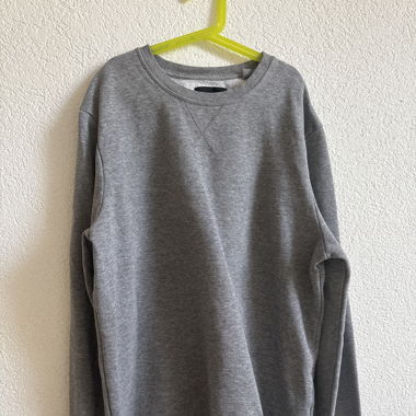 Grauer Pullover
