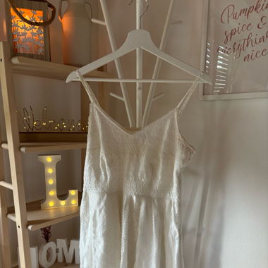 Weisses Spitzenkleid