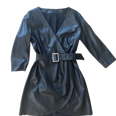 Robe élégante en faux cuir noir