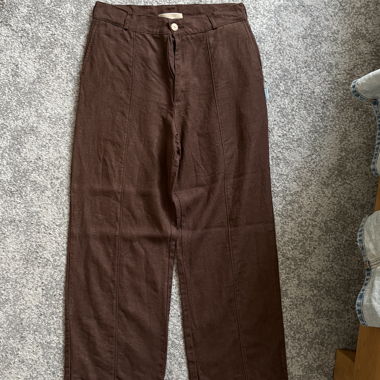 Braune Leinenhose mit weitem Bein