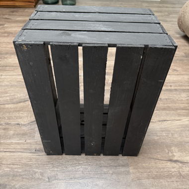 Schwarze Holzkiste