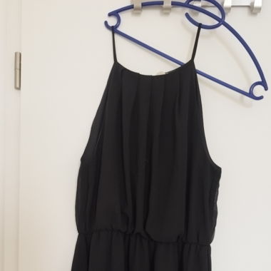 Schwarzes Kleid