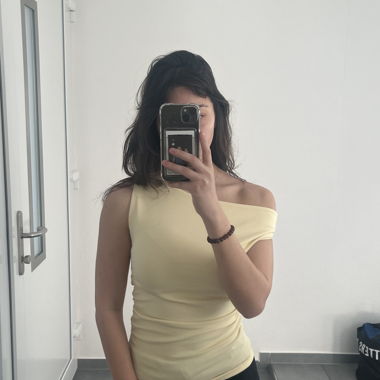 Gelbes Off-Shoulder-Top