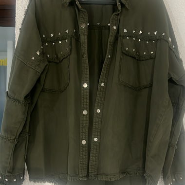 Camicia giacca kaki con borchie Zara