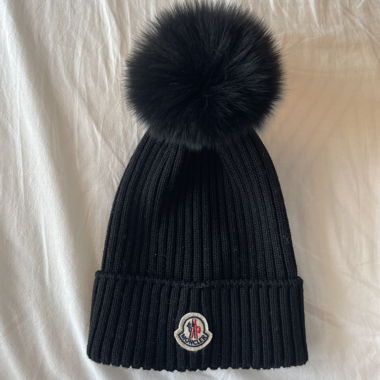 Cappello Moncler in maglia con pon pon di pelliccia nero
