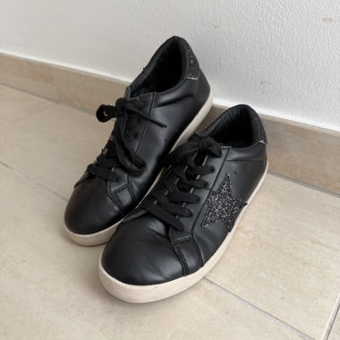 Black sneakers with glitter star