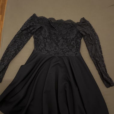 Dunkelblaues Kleid mit Spitzenärmeln