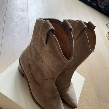 Sezane Penelope Niedrige Stiefel (beiges Wildleder)
