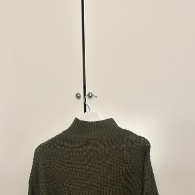 Grüner Strickpullover