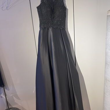 Abito da sera grigio con pizzo e tulle sulla gonna