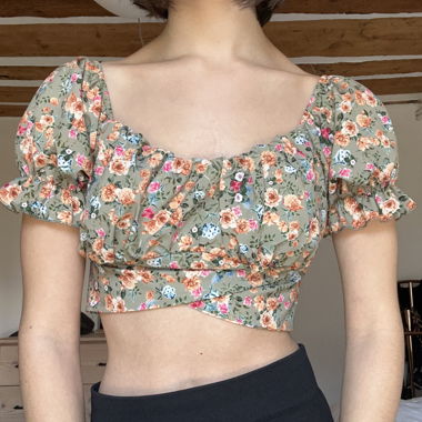 Crop top à fleurs/Crop Top mit Blumen