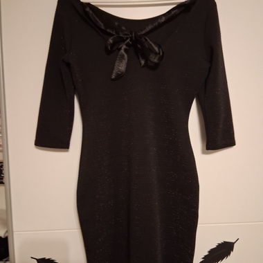 Vestito nero di media lunghezza con glitter