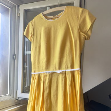 Robe en lin avec passepoil blanc, détails nœuds