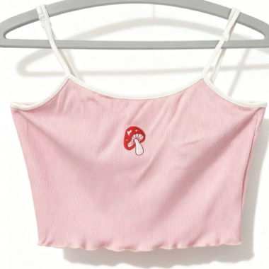 Pinkes Crop Top mit einem kleinen Fliegenpilz