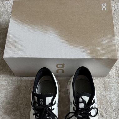 On Running Sneaker (black and white)