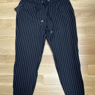 Schwarze gestreifte Stoffhose EU 34