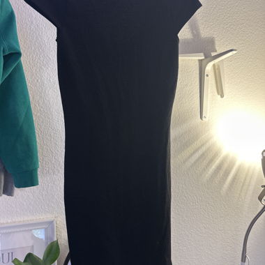 Robe noire avec léger scintillement