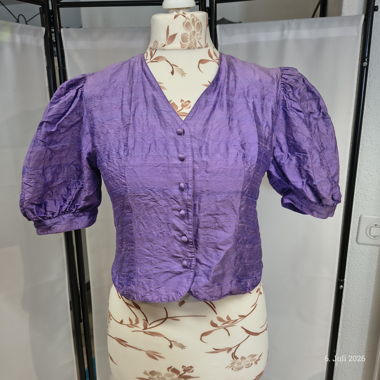 Blusa lilla con maniche a sbuffo
