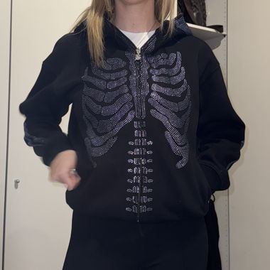 Schwarzer Zip Hoddie mit Strasssteinen