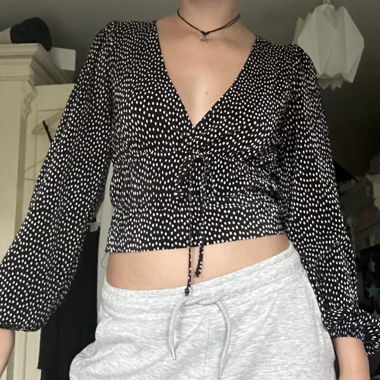 gepunktete Bluse mit V-Ausschnitt 
