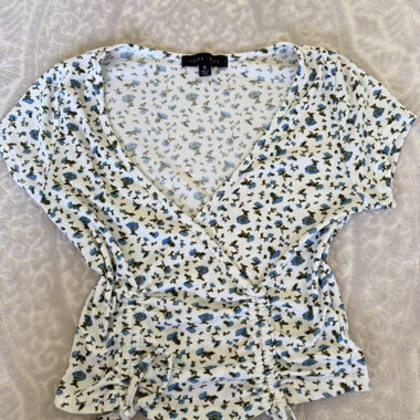 Haut floral blanc GRATUIT