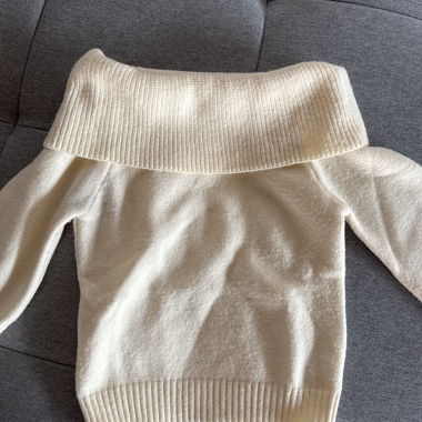 Pull à épaules dénudées crème