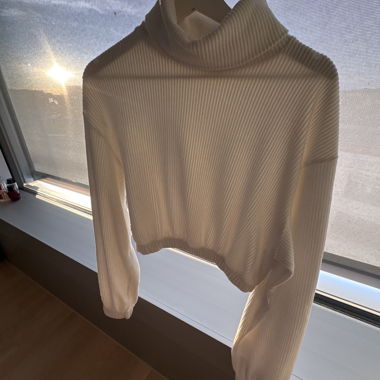 Weisser Kragen-Pullover