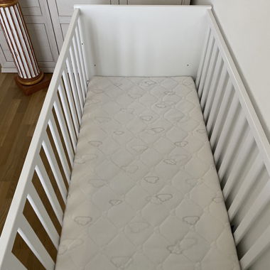 Lettino per bambini bianco con materasso