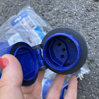 Electric extension reel with 3 cables