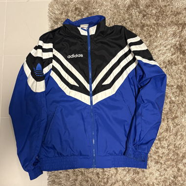 Giacca antivento blu con chevron bianchi