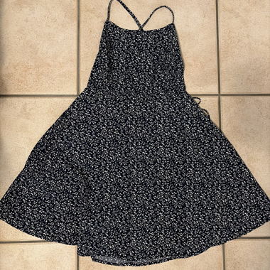 Vestito estivo blu scuro a fiori bianchi