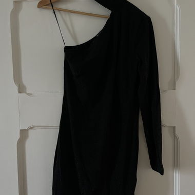 Robe noire asymétrique à une épaule scintillante