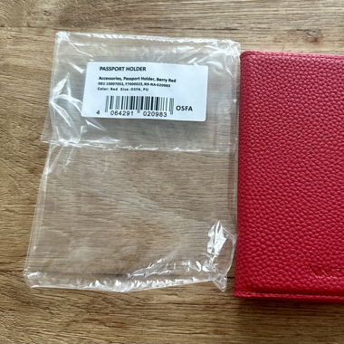 PASSPORT HOLDER Ninety-9 • BERRY RED