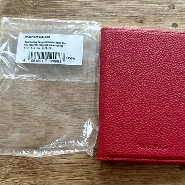 PASSPORT HOLDER Ninety-9 • BERRY RED