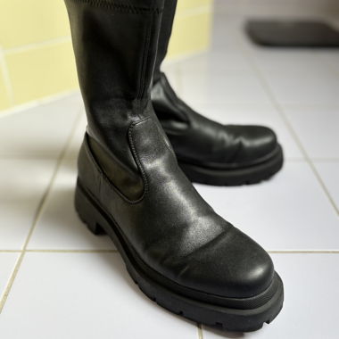 Schwarze Stiefel mit dicker Sohle