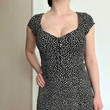 geblümtes schwarz-weisses Kleid