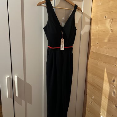 Combinaison noire avec ceinture rouge
