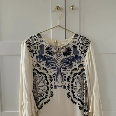 Weisse Bluse mit blauen Ornamenten,Trompetenärmeln